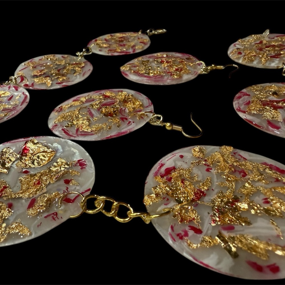 Unique Hand Painted Gold, White & Red Shell Plate Necklace With Earrings